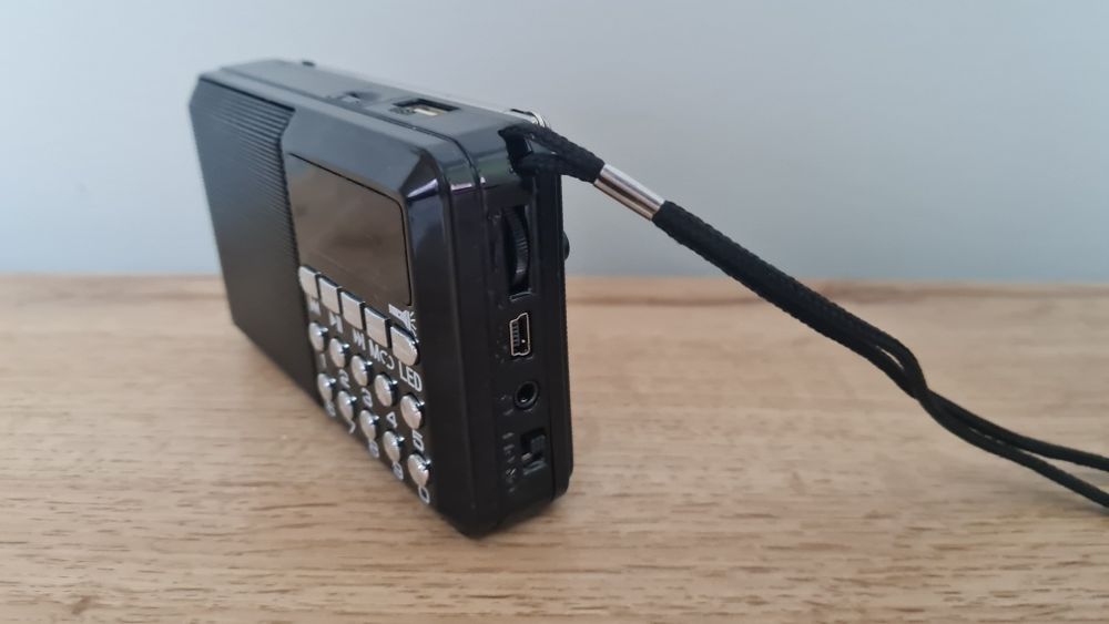 Джобно радио с фенерче и карта памет