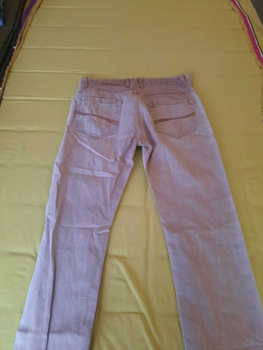 Продавам 2 броя дънки и 1 брой панталон