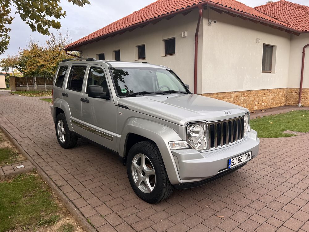 Vând Jeep Cherokee