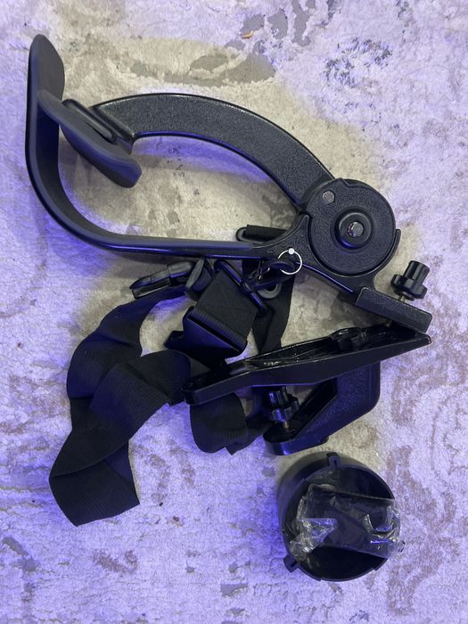 Предмет на изображении — это плечевой упор (риг) для камеры