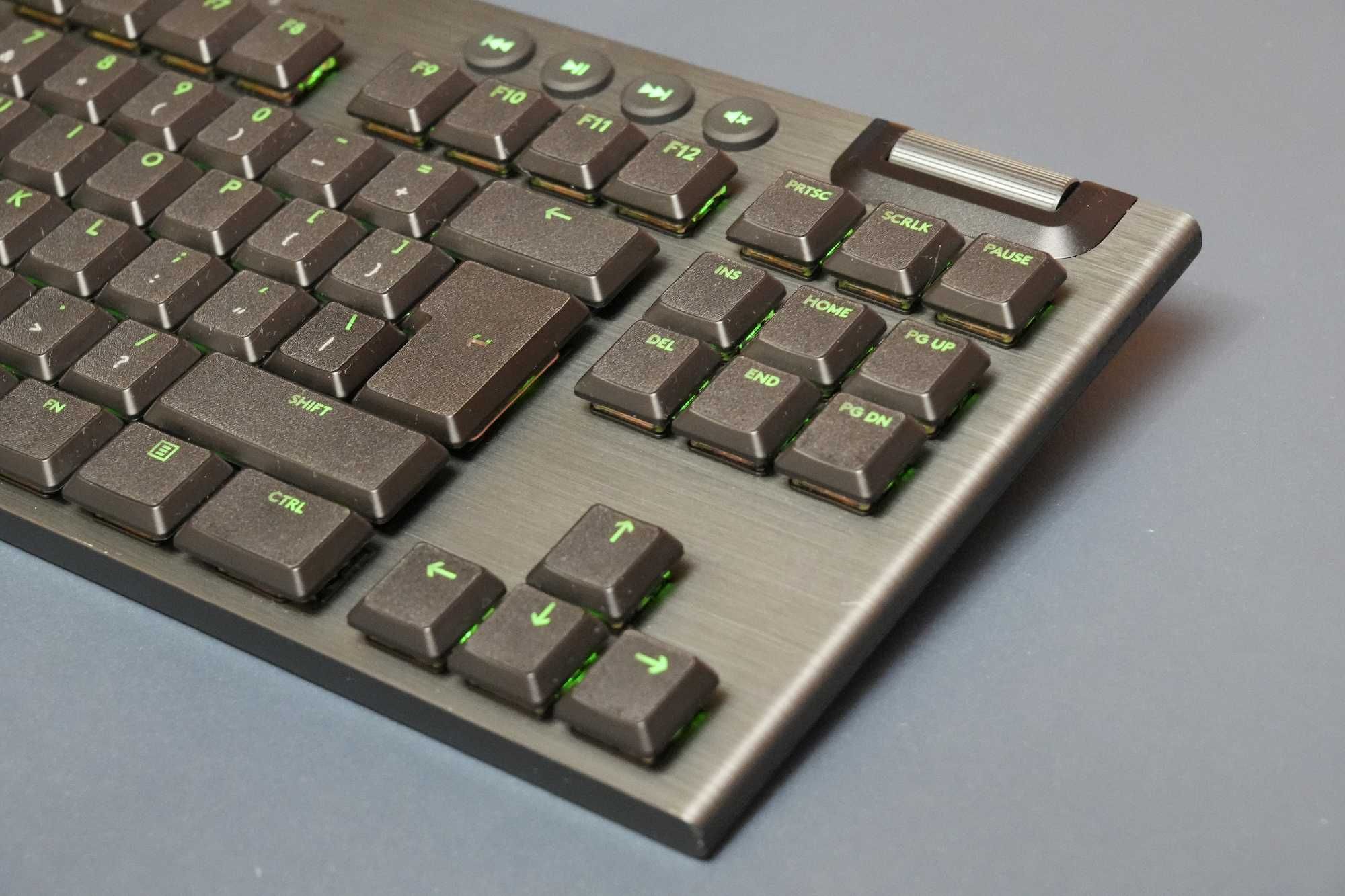 Продавам механична, безжична клавиатура Logitech G915 TKL