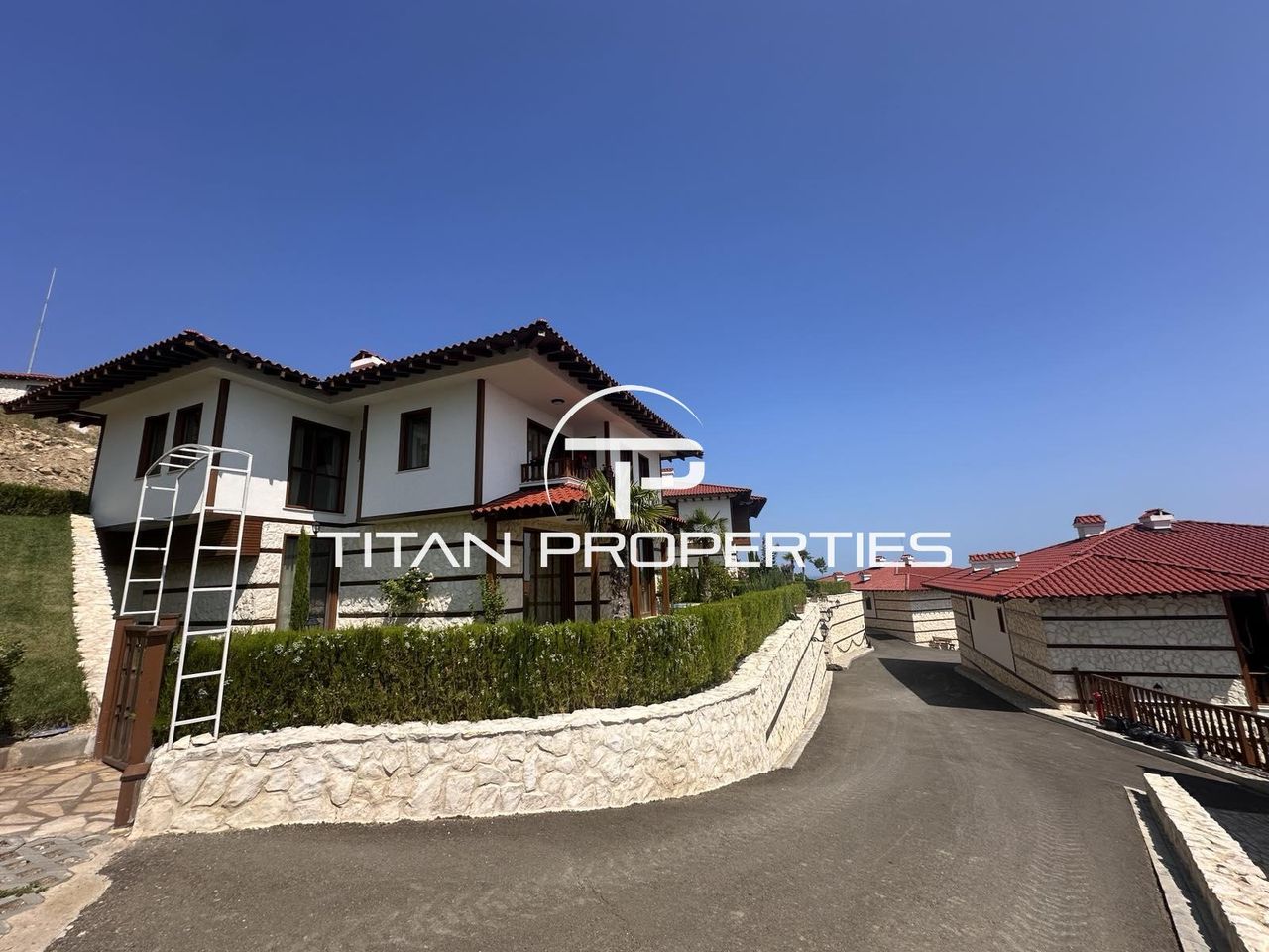 Продава се Къща в Свети Влас - 251 кв.м за 3586 €/кв.м - Снимка #1