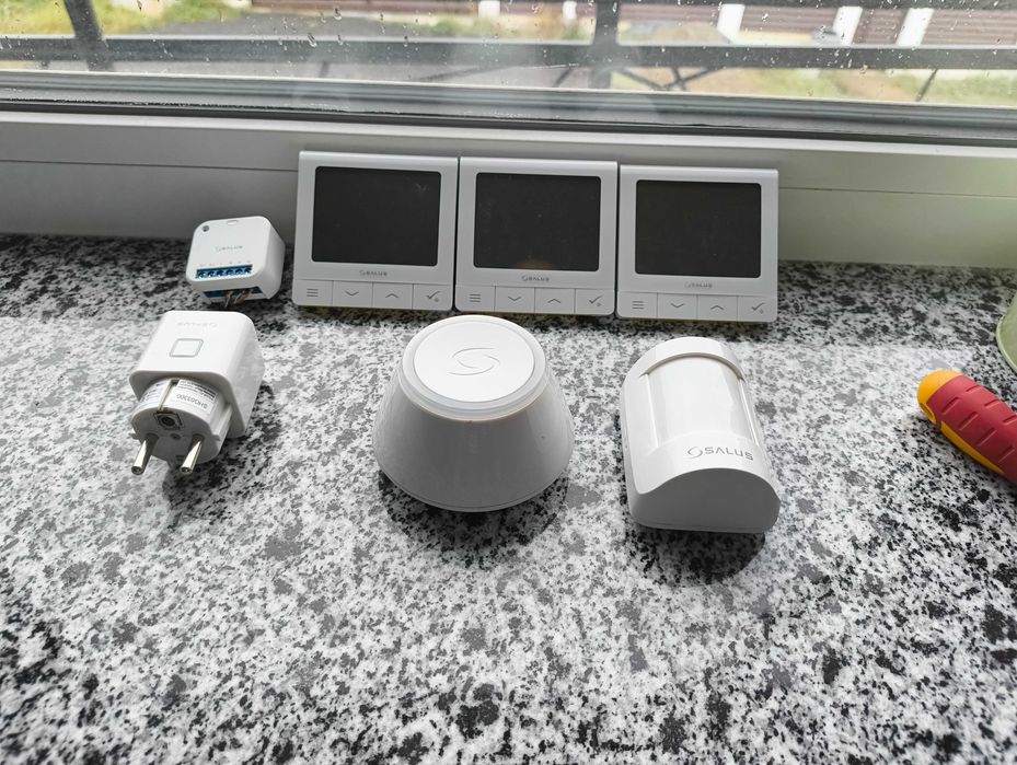 Set complet Salus iT600 – 3 termostate, stare foarte bună