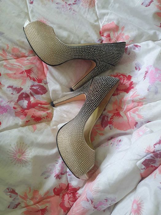 Дамски обувки на висок ток