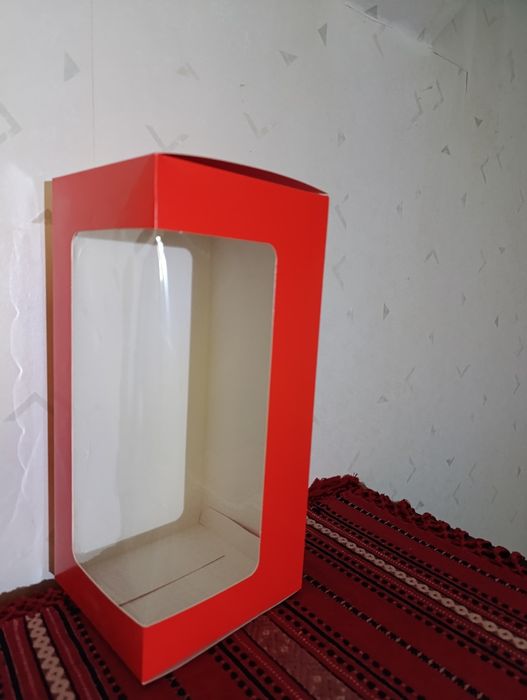 2 cutii rotunde  din carton, cu capac și una dreptunghiulara