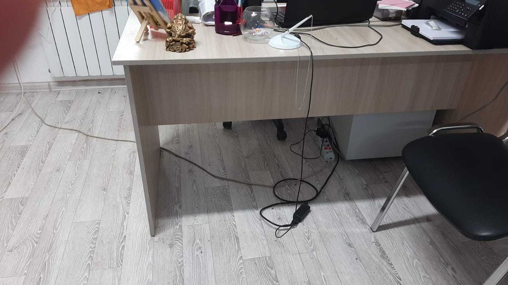 Продам  Стол офисный  без тумбочки  и  шкафчик 120*40