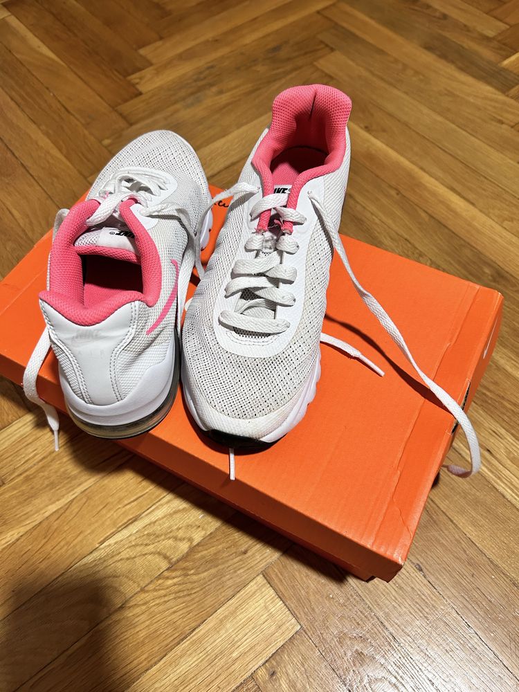 Дамски маратонки Nike