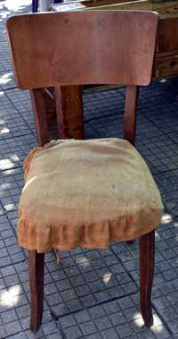 Стари дървени столове