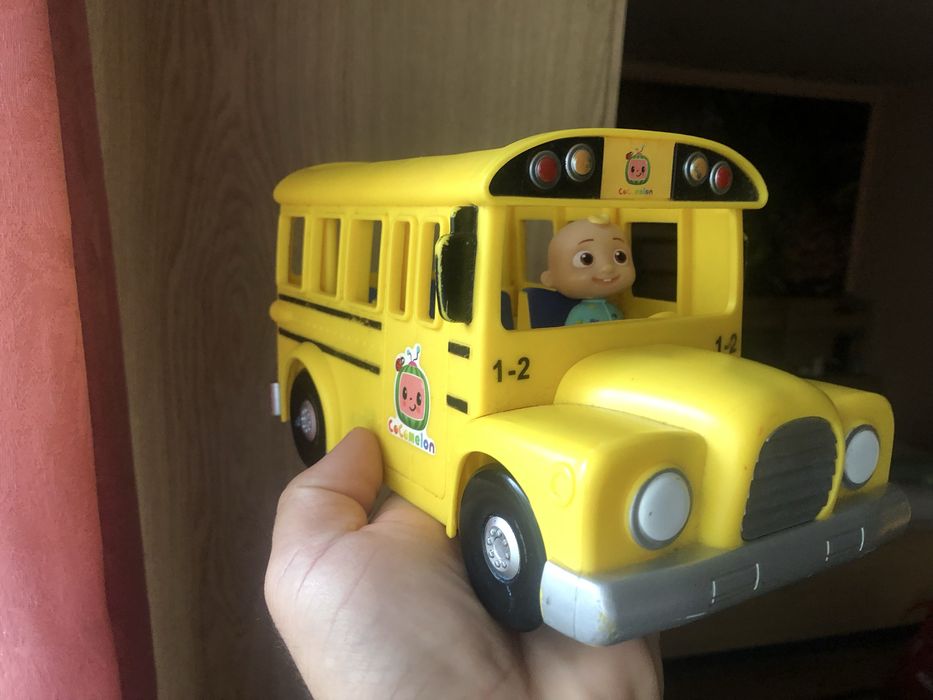 Autobuzul Cocomelon  cu bebelus