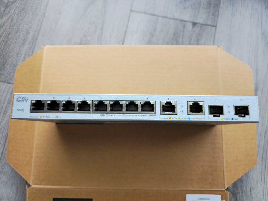 Zyxel XGS1010-12 – Switch 12 porturi (8x1G, 2x2.5G, 2x10G SFP+)
