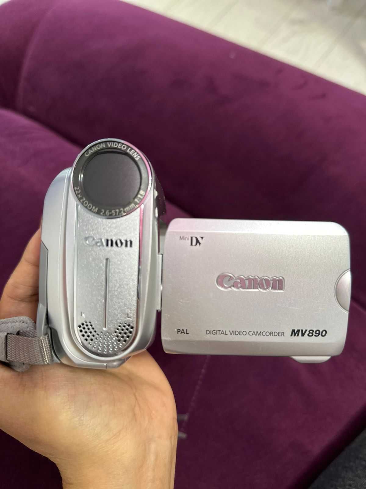 Продам видеокамеру  Canon MV 890