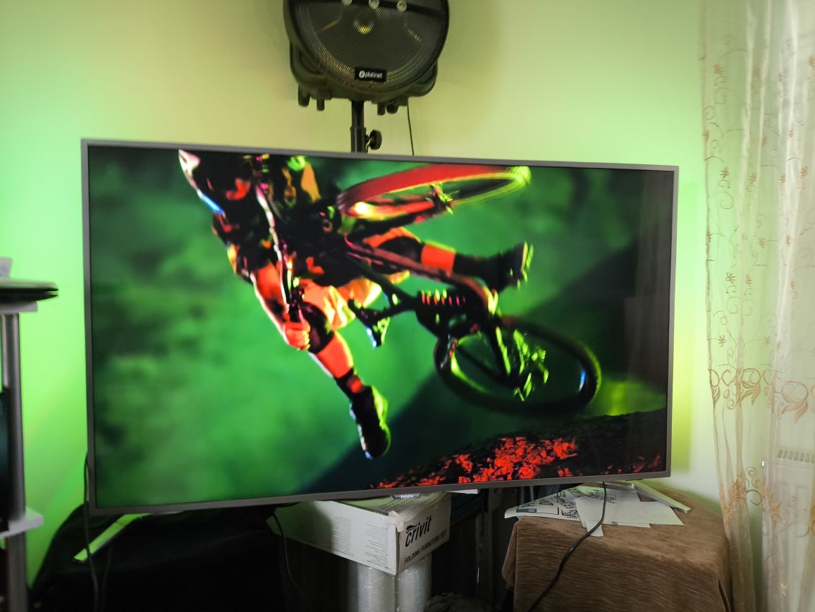 Vând Tv Philips 55PUS6561/12 -4K Ultra HD, Android TV, Ambililght