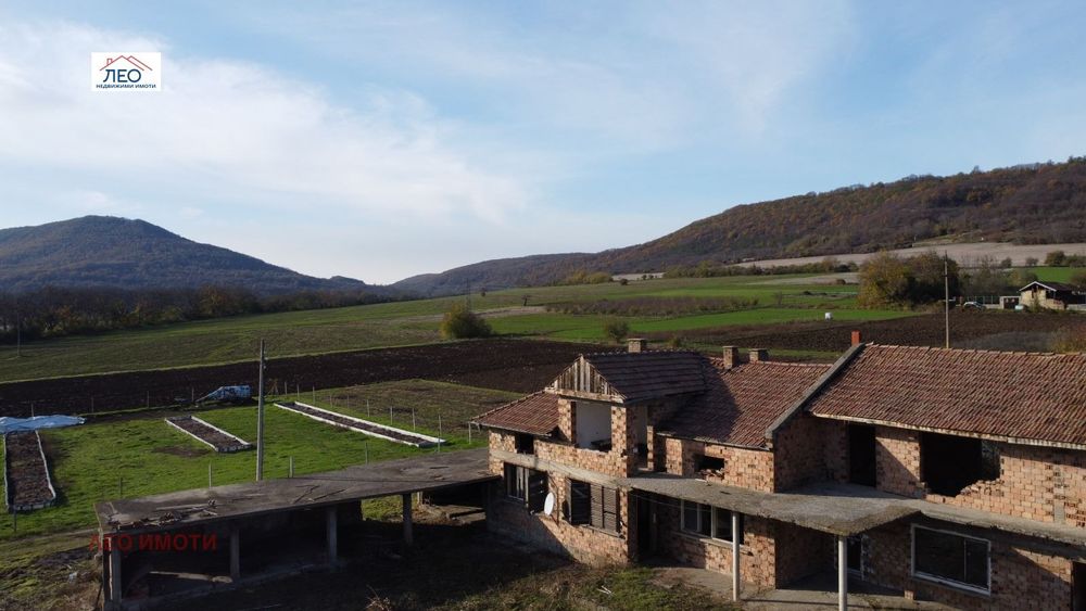 Къща в Габрово, област-с.Кормянско площ 318 цена 85000