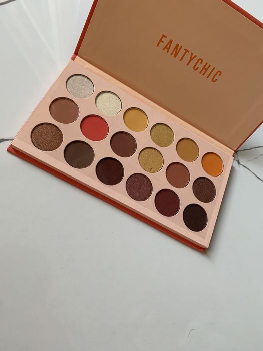 Vând produse de make-up,creme etc.