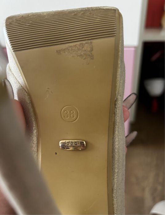 Pereche de pantofi cu toc