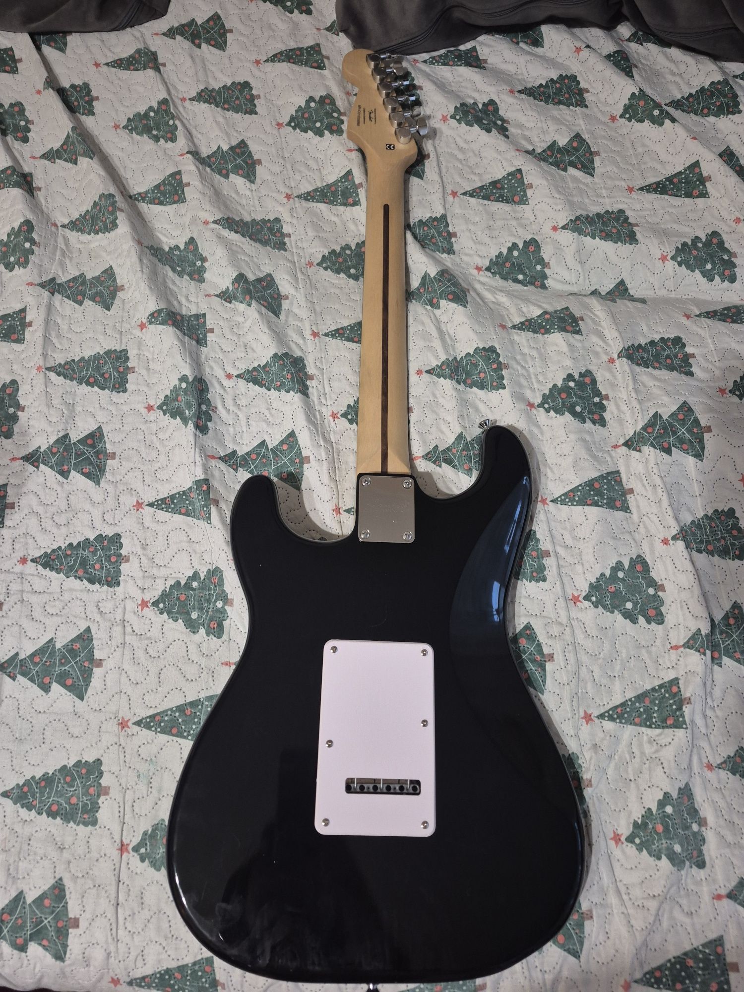 Чисто нова китара "squier by fender" + fender калъф за китара