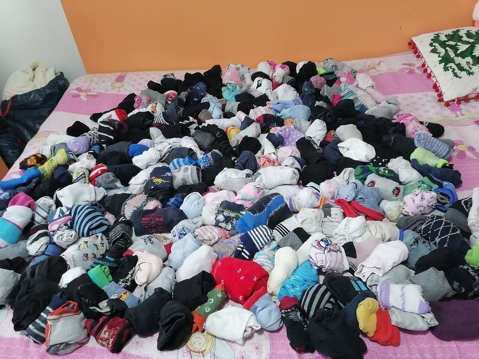 SUPER ofertă :650 perechi de ciorapi plus strampi copii