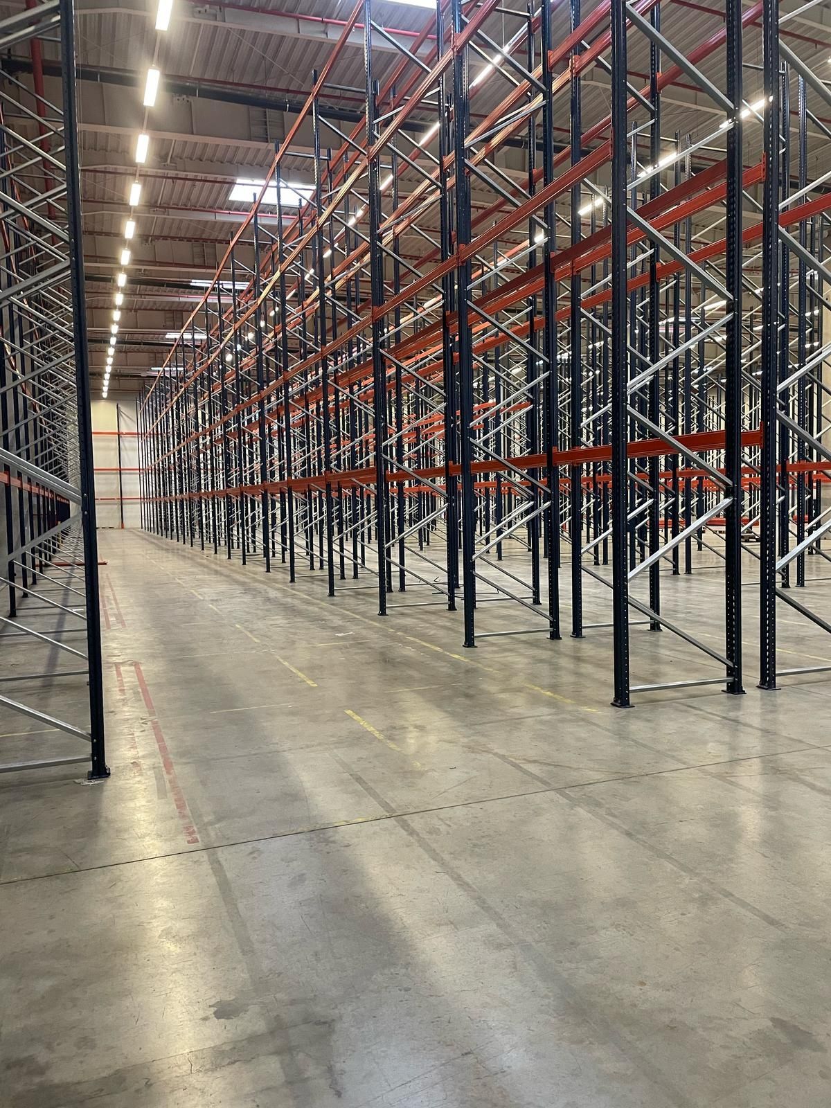 Rafturi metalice industriale reglabile 
Avem orice dimensiuni livram i