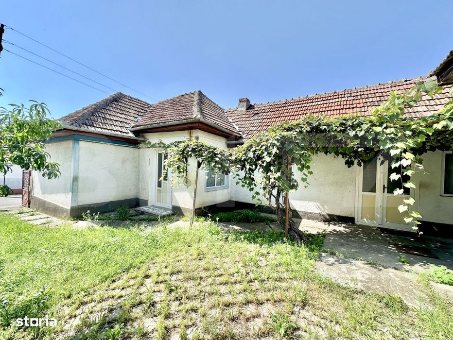 Casa de vanzare 114 mp cu pivnite, anexe si curte mare ,teren 1127 mp,