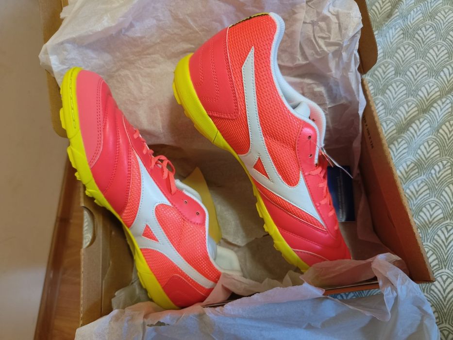 Adidași fotbal turf brand Mizuno.