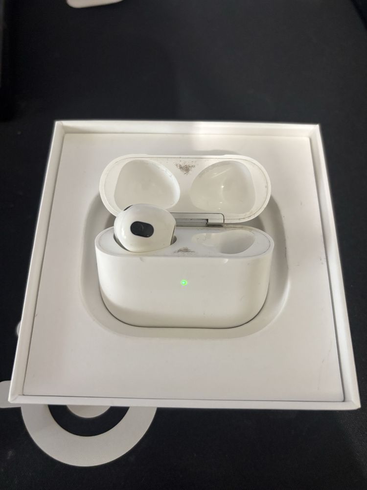 Apple Airpods лява