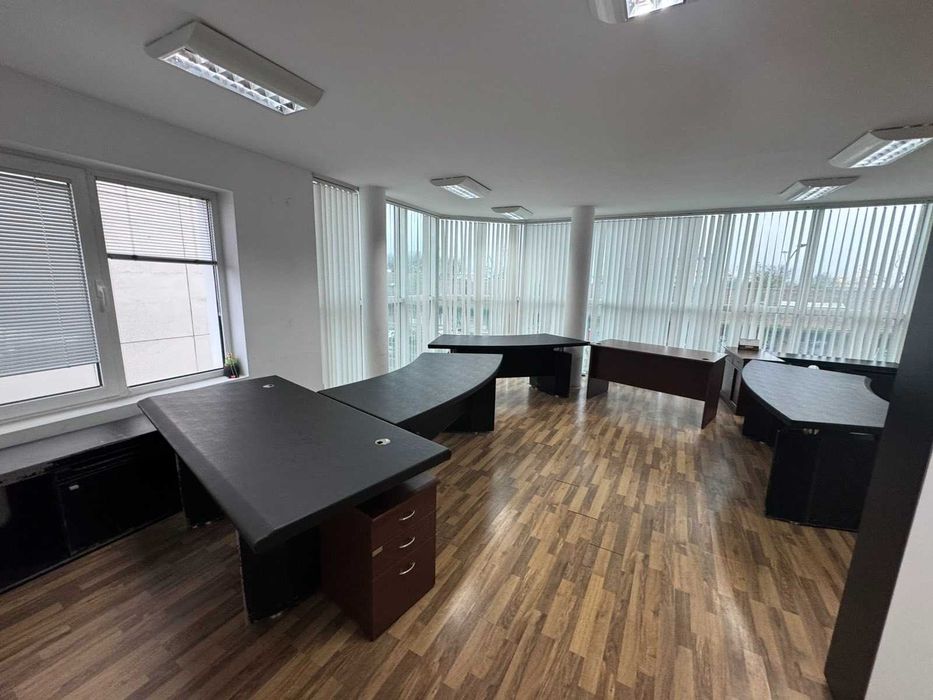 Просторен офис в центъра, до ЖП гара!