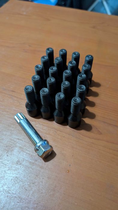 20 бр. Къси черни болтове звезда JR 12х1.5 + ключ