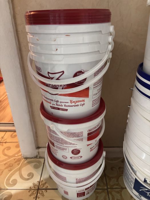 Пластиковые вёдра от соусов