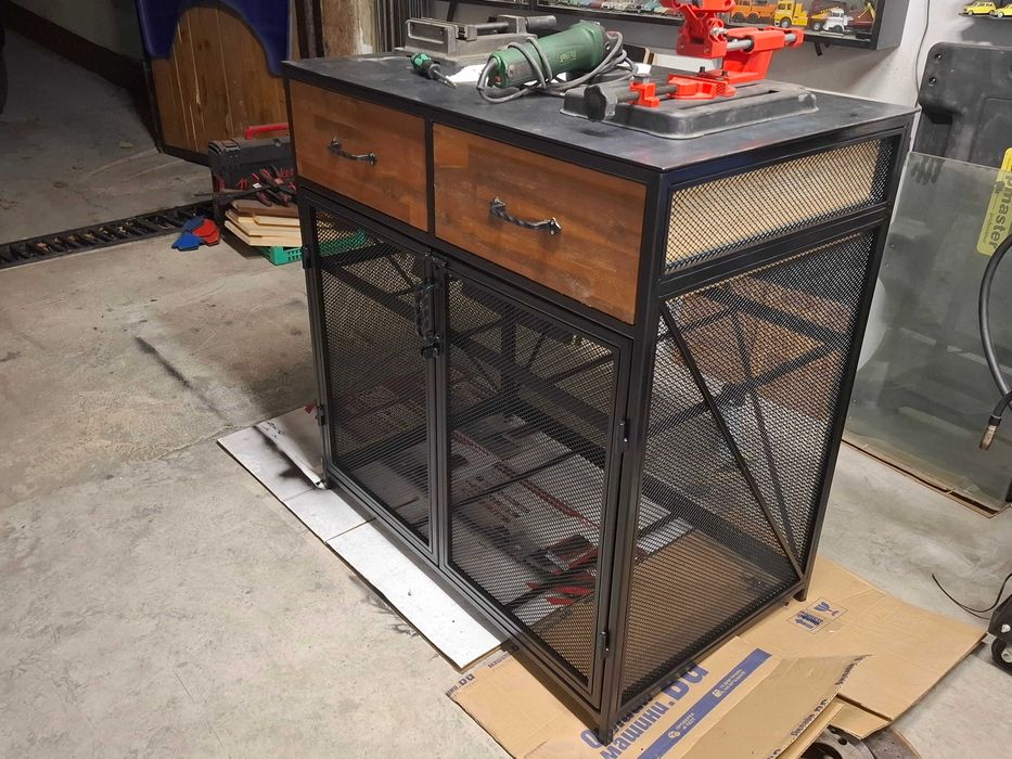 Метален шкаф за работилница в индустриален стил