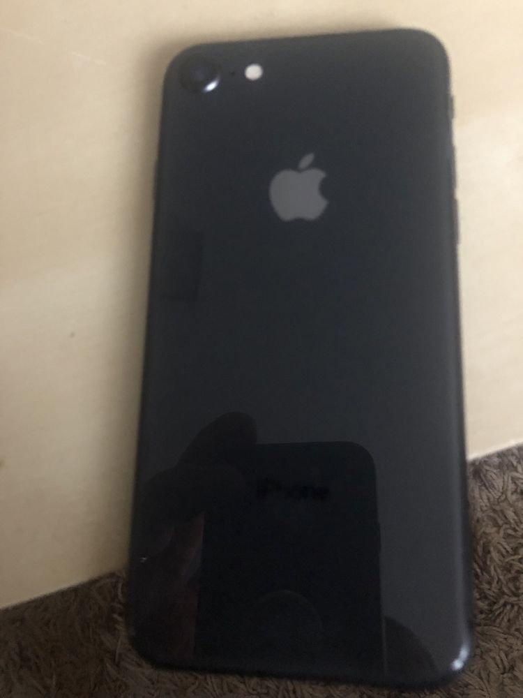 Vind iphone 8 perfect funcional unul de 64 si unu de 128