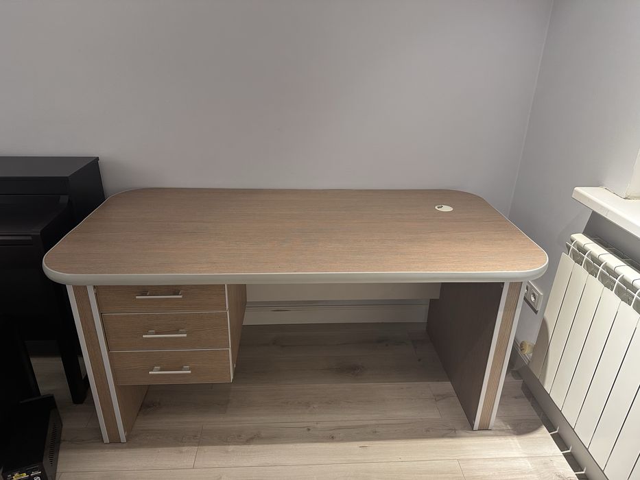 Продается письменный стол и шкаф, б/у.