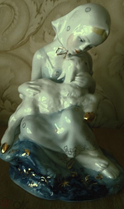 Статуэтка «Аленушка с козленком»,
фарфорово-фаянсовая фабрика «Красный