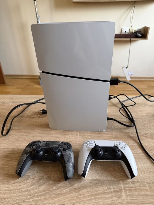 PlayStation 5 Slim Digital Edition с два джойстика + акаунт с uгри