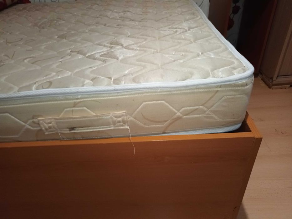 продавам матрак 140  х 190 двулицев