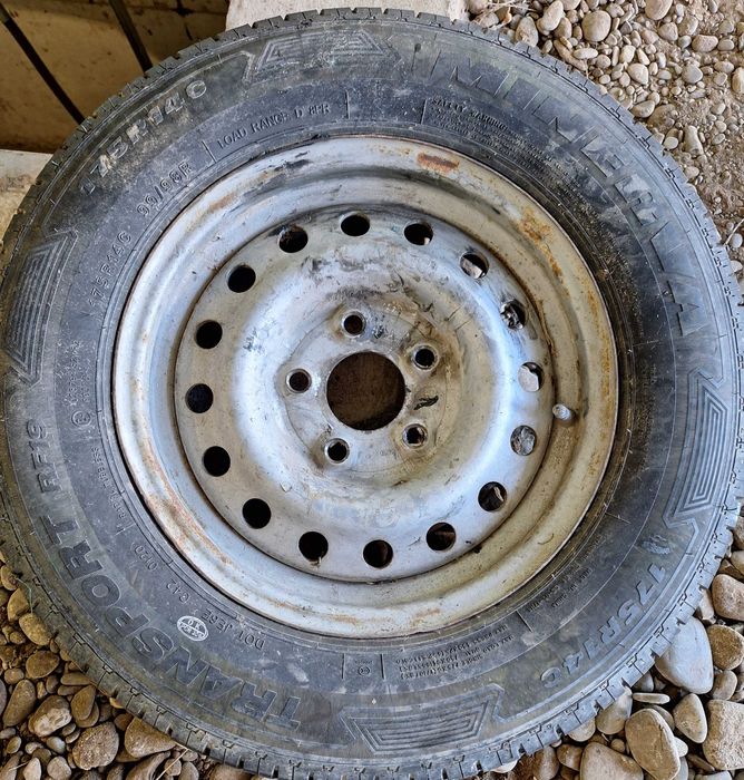 Janta cu anvelopa remorca