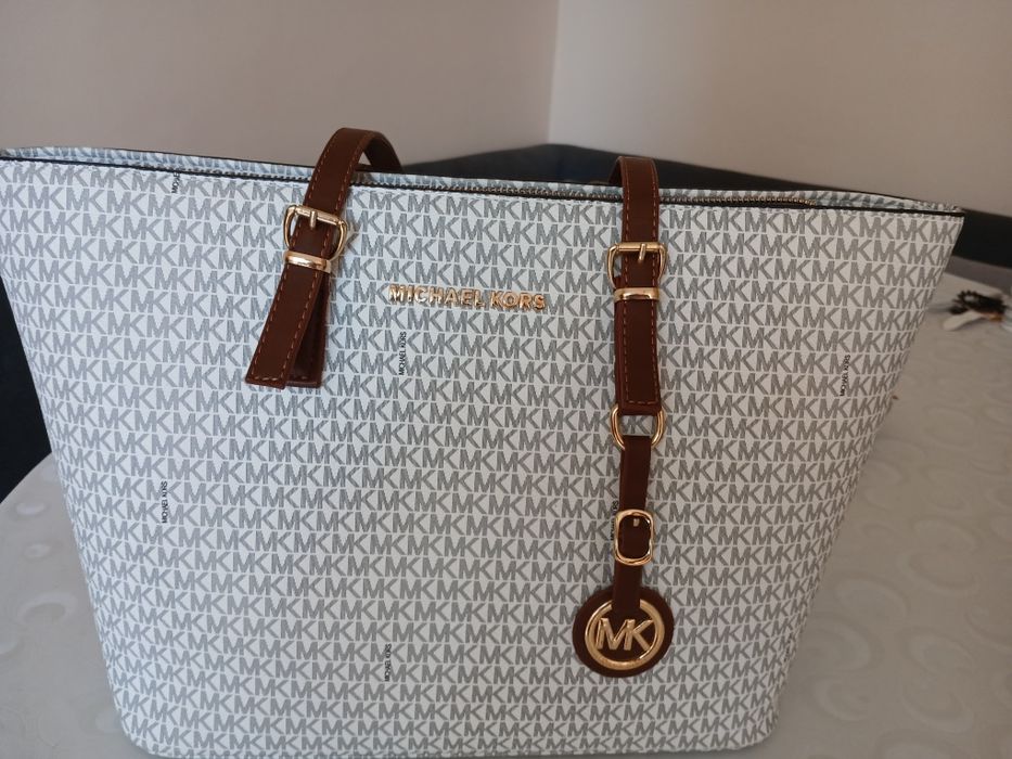 Продавам дамска чанта.