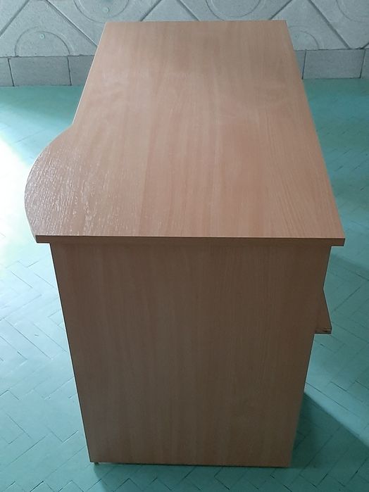 Продавам две бюра