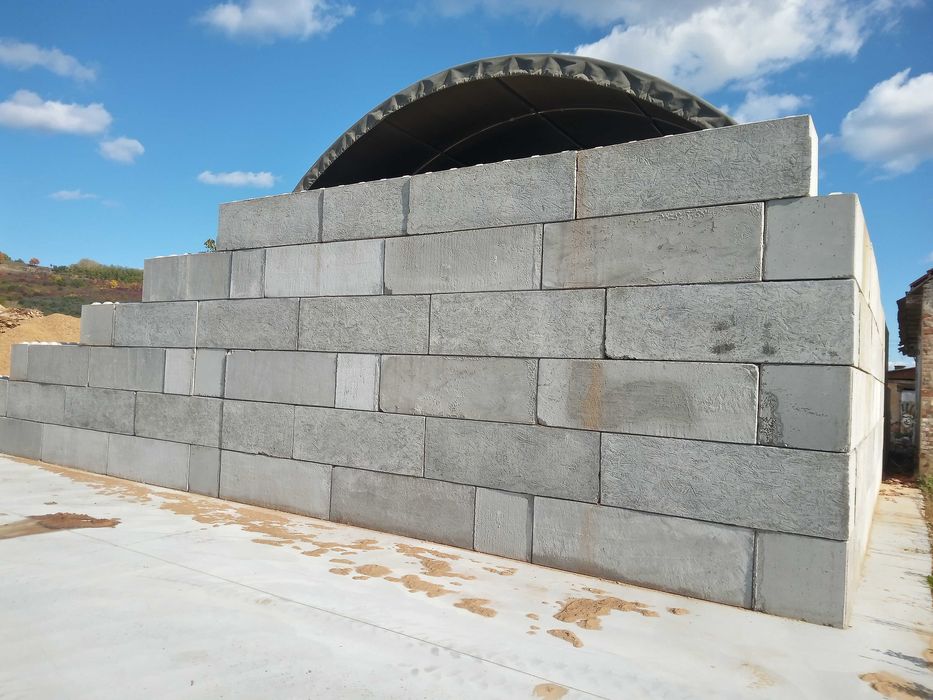 Siloz / sopron cu copertina din bloc / blocuri beton modular tip LEGO.