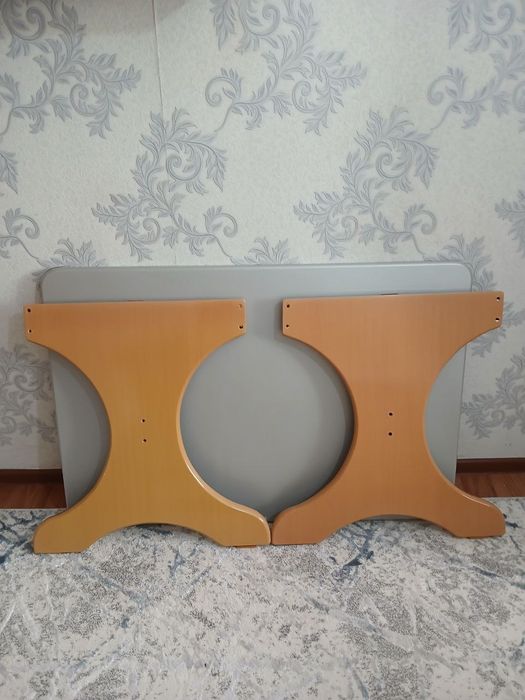 Продаётся кухонный стол СРОЧНО
Кухонный стол. 
В данном моме