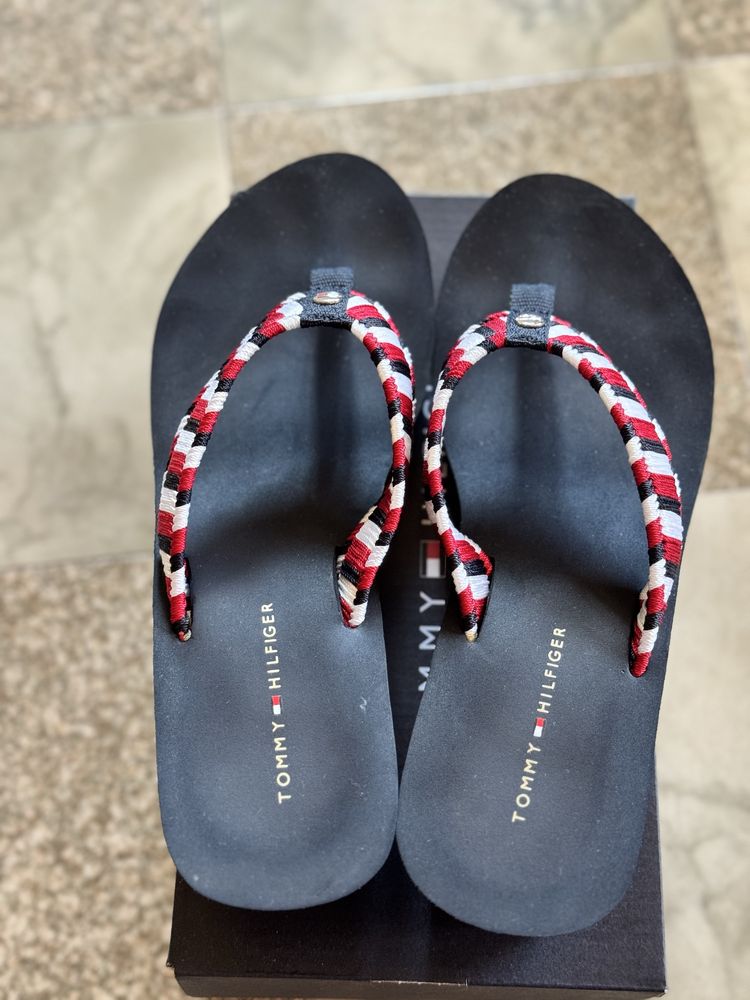 Tommy Hilfiger чехли/джапанки на платформа, 40 номер