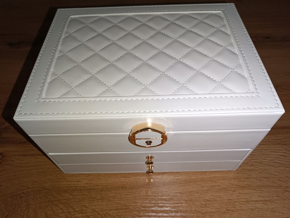 Элегантная белая шкатулка для украшений