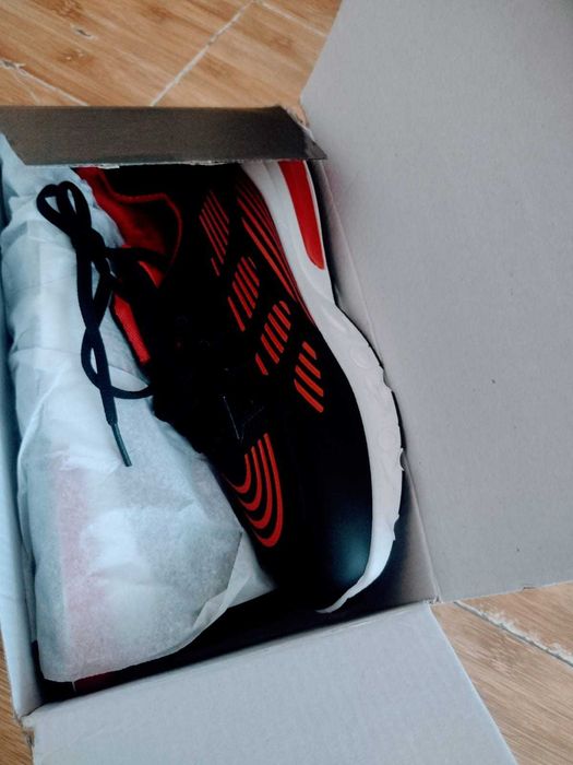 Vând o pereche de adidas 37