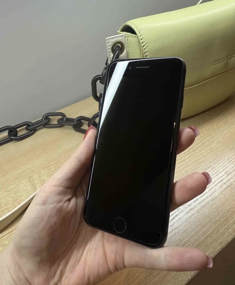 Продается Iphone 8