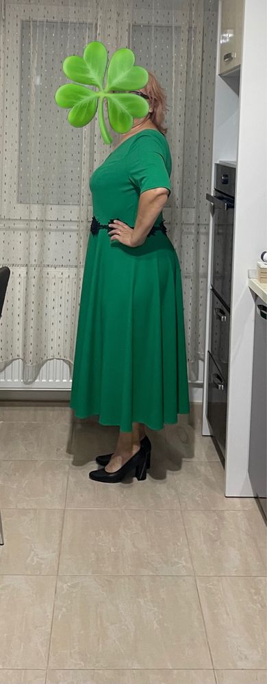Vand rochita de zi eleganta de culoare verde!