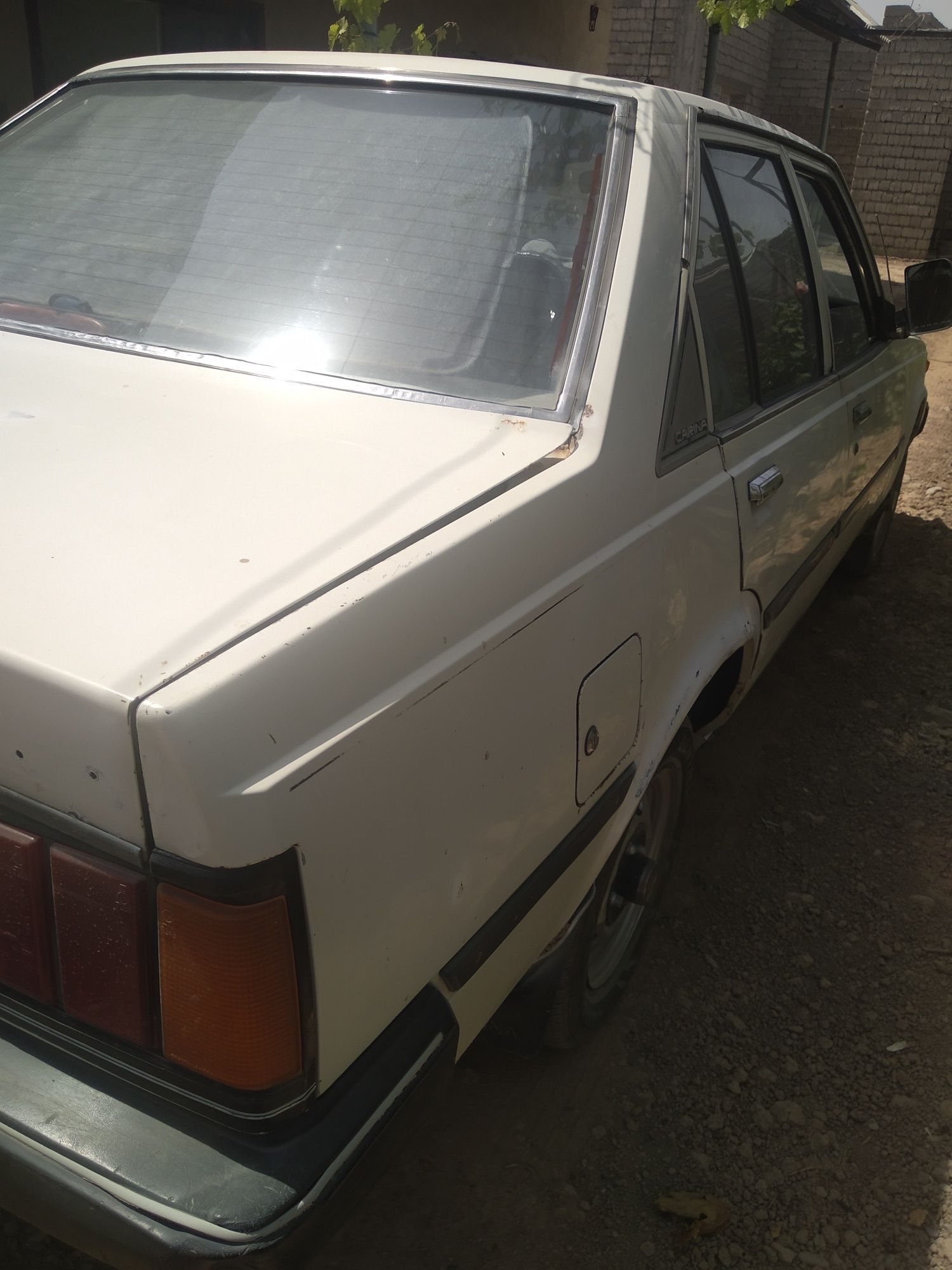 Продаю автомобиль TOYOTA CARINA   1984г выпуска.