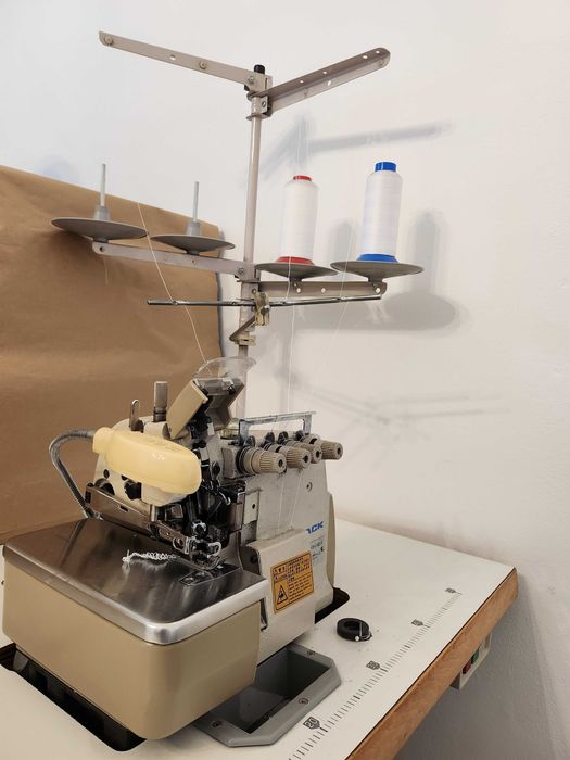Vând mașină de cusut industriala triplock cu 5 fire