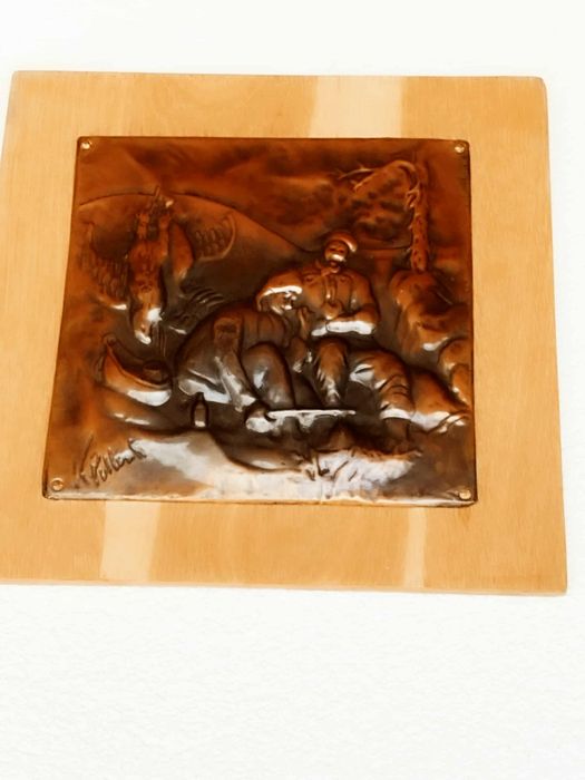 Медно пано върху дървена подложка