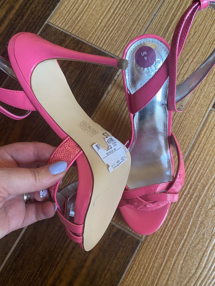 Vand sandale guess marimea 39 sunt noi