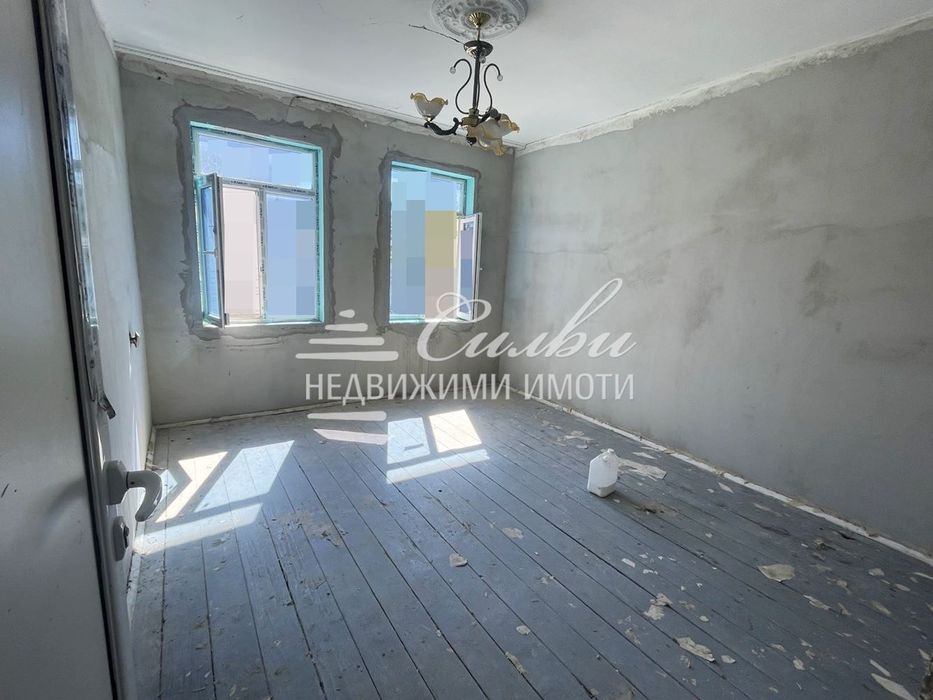 МАСИВНА двуетажна ТУХЛЕНА къща с ГАРАЖ - кв. Гривица