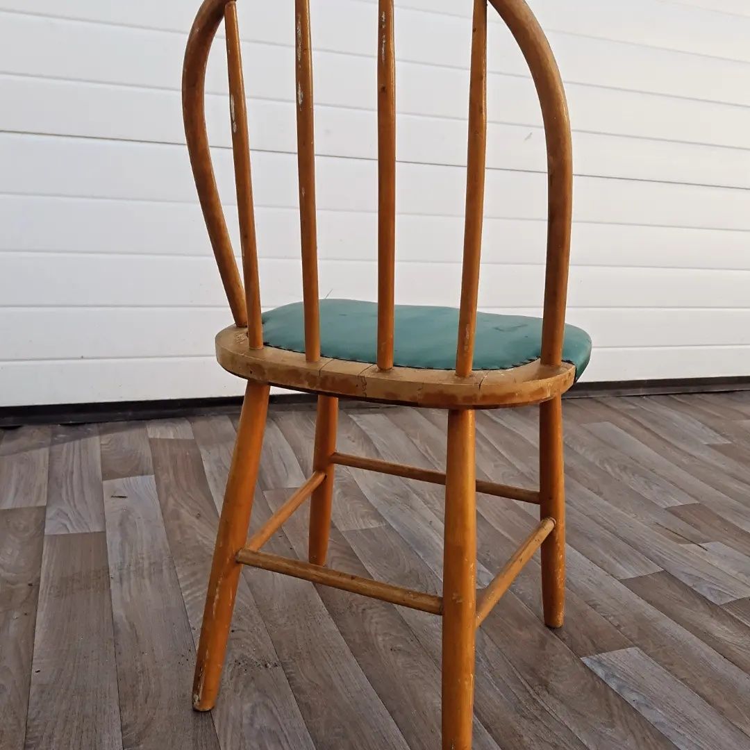 Vintage Скандинавски стол с извивки на облегалката и кожена седалка.
Ц